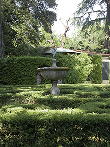 Fontana con amorino alato, giardino Corsi Annalena, Firenze.