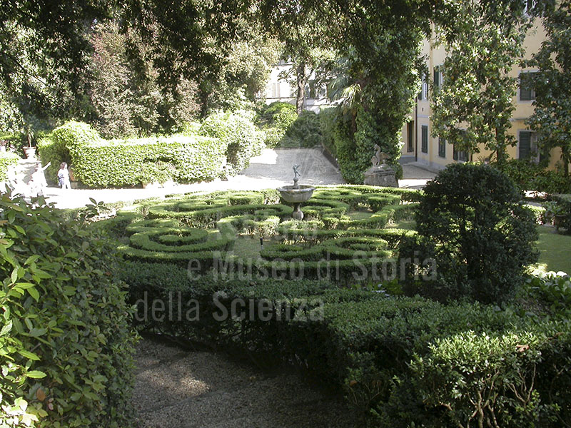 Vista del giardino Corsi Annalena di Firenze dalla terrazza su via de'Serragli.
