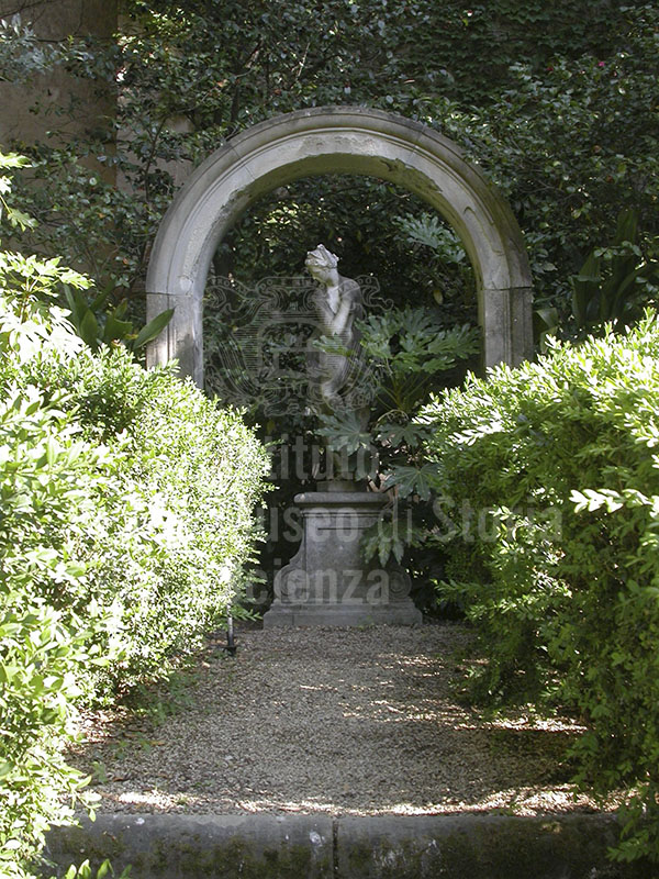 Statue of Venus on the hillock in the garden of Palazzo Guicciardini, Florence.