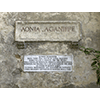 Iscrizione e targa apposta alla fonte  Aonia Aganippe, giardino di Palazzo Guicciardini, Firenze.