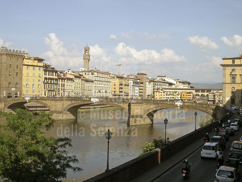 Vista sull'Arno dalla terrazza del giardino pensile di Palazzo Guicciardini, Firenze.