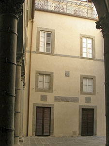 Cortile di Palazzo Rucellai, Firenze.