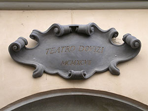 Targa apposta sopra l'ingresso del Teatro Dovizi, Bibbiena.
