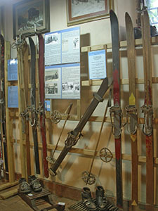 Modelli di sci risalenti agli anni Trenta del XX secolo,  Museo dello Sci, Stia.