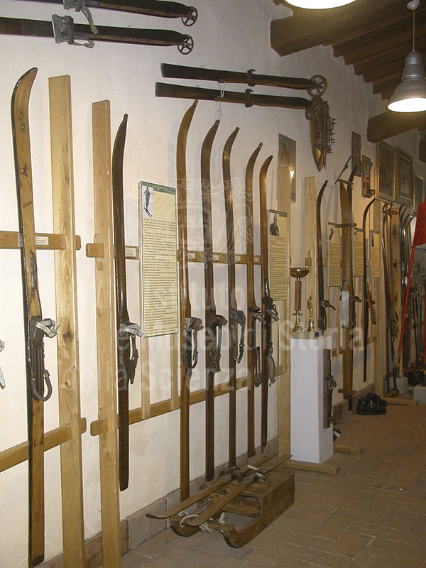 Campionatura di sci risalenti ai primi decenni del Novecento, Museo dello Sci, Stia.