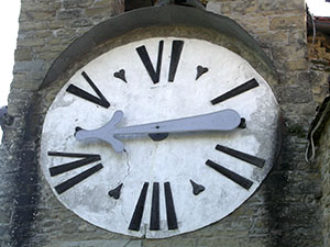 Orologio sulla torre d'ingresso di Castel San Niccol.