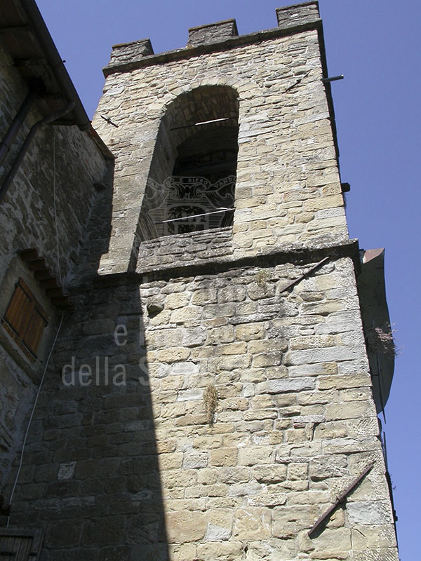 Torre d'ingresso a Castel San Niccol.