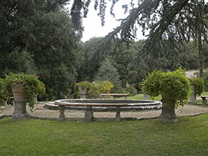 Vasca nel giardino di Villa Montalto, Firenze.