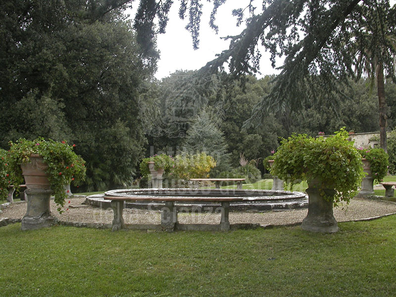 Vasca nel giardino di Villa Montalto, Firenze.