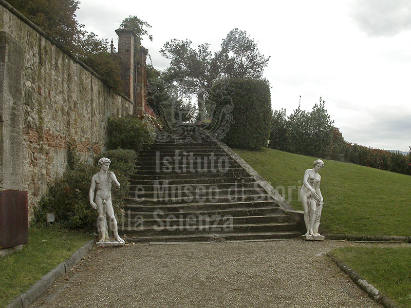 Scalinata nel giardino di Villa Montalto, Firenze.