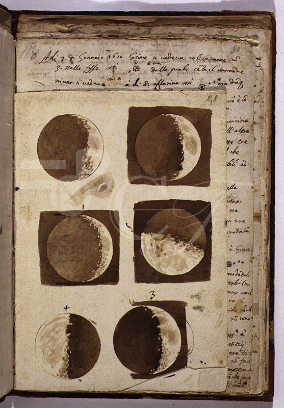Autografo del Sidereus nuncius. La Luna disegnata da Galileo cos come gli appariva al telescopio  (BNCF, Ms. Gal. 48, c. 28r).