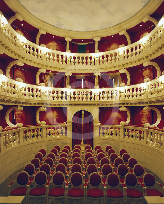 Sala a tre ordini di palchi del Teatro Dovizi di Bibbiena.