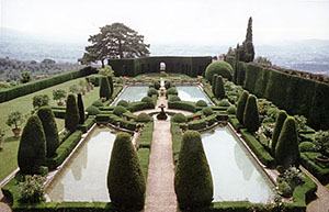 Vista del parterre di Villa Gamberaia, a Settignano (FI), con le quattro vasche circondate da siepi di bosso.