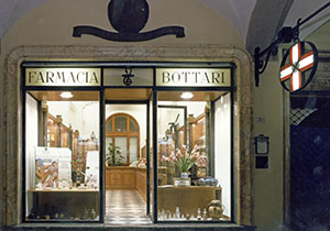 Entrance to the Farmacia Bottari, Pisa.