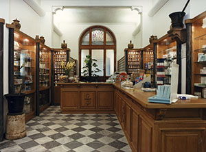 Interno della  Farmacia Bottari di Pisa.