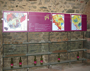 Pannelli didattici che riportano le tipologie di terreno adatte alla vinicoltura nei territori della Toscana, Museo della Vite e del Vino, Scansano.