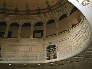 Dettaglio della balconata e della loggia ad archi del Teatro Castagnoli di Scansano.