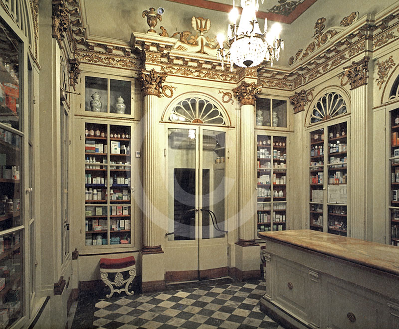 Interno della Farmacia ai "Quattro Cantoni", Siena.