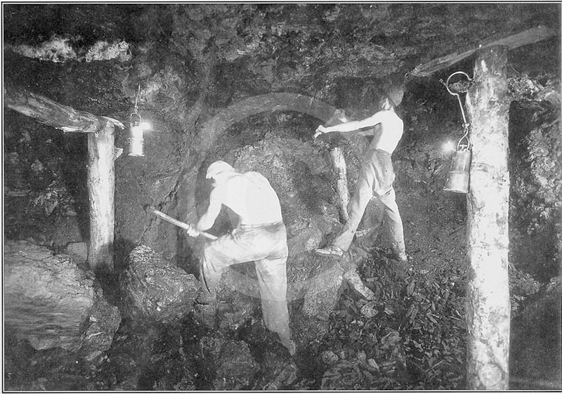 Attività estrattiva in sotterraneo,  foto storica dell'Archivio Fotografico del Centro di Documentazione delle Miniere di Lignite  di Cavriglia.