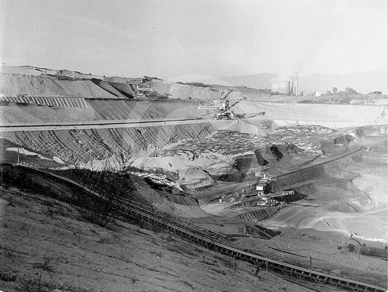 Surface mining of lignite, photo in the Archivio Storico Fotografico del Centro di Documentazione delle Miniere di Lignite,i Cavriglia.