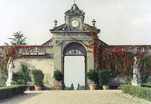 Entrance gate to Villa Caruso Bellosguardo, Lastra a Signa.