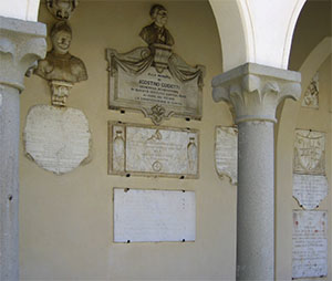 Busto di Agostino Guidotti nel portico della cappella dell'Ospedale, Fivizzano.