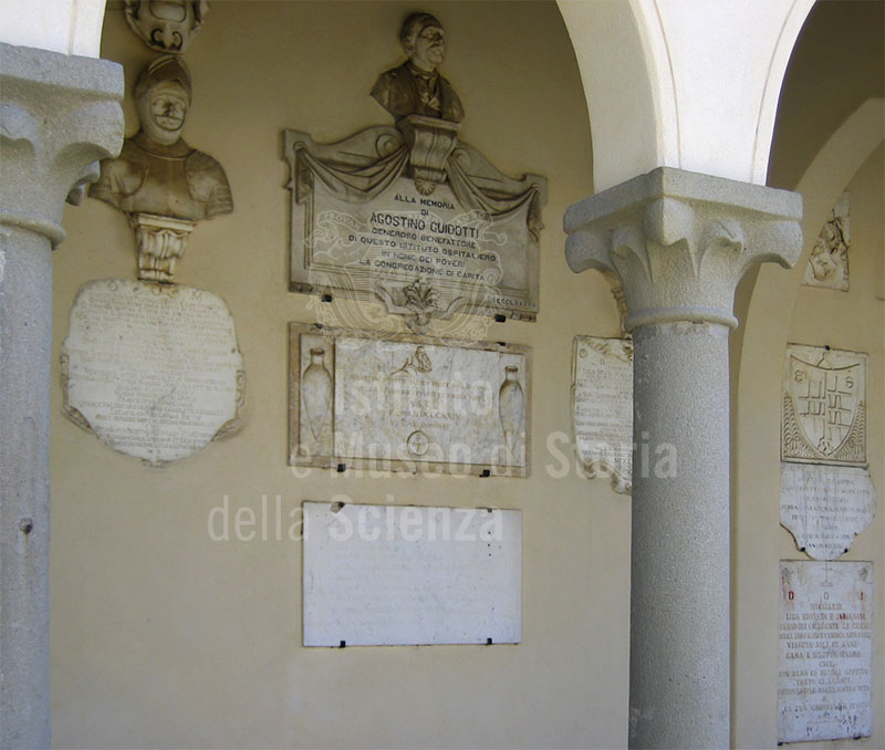Busto di Agostino Guidotti nel portico della cappella dell'Ospedale, Fivizzano.