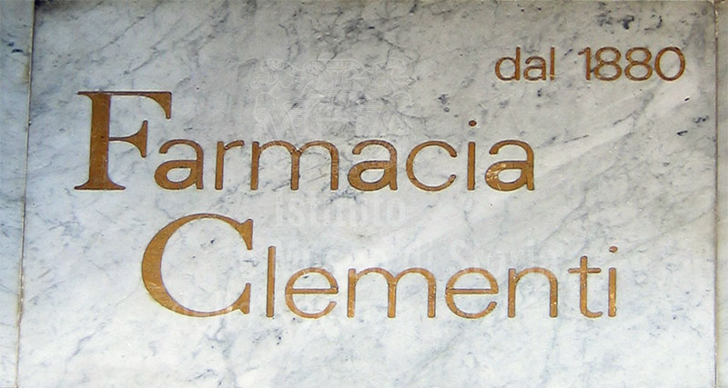 Interno dell'Antica Farmacia Clementi con l'indicazione nel pavimento dell'anno di fondazione (1800), Fivizzano.