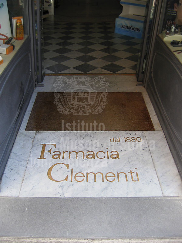 Interno dell'Antica Farmacia Clementi con l'indicazione nel pavimento dell'anno di fondazione (1880), Fivizzano.