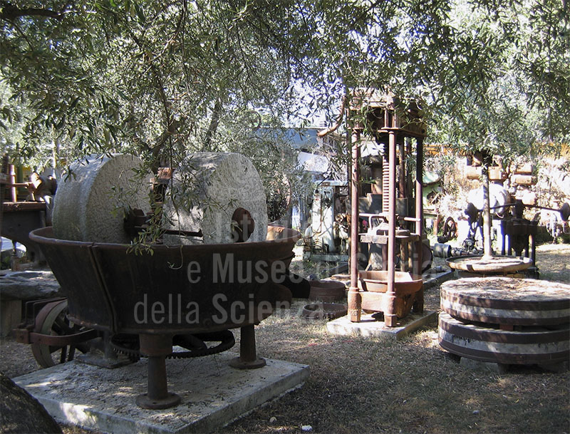 Esposizione esterna del Museo Etnologico delle Apuane "Luigi Bonacoscia", Massa.