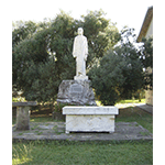 Statua di Don Luigi Bonacoscia, fondatore del Museo Etnologico delle Apuane, Massa.