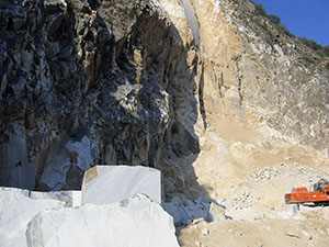 Cave di marmo lungo il percorso dell'Antica Ferrovia Marmifera, Carrara.