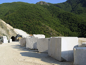 Cave di marmo lungo il percorso dell'Antica Ferrovia Marmifera, Carrara.