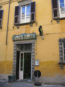 Esterno della Farmacia Zampetti, Pontremoli.