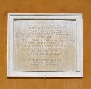 Lapide celebrativa apposta sulla facciata della casa natale di Felice Matteucci, Lucca.