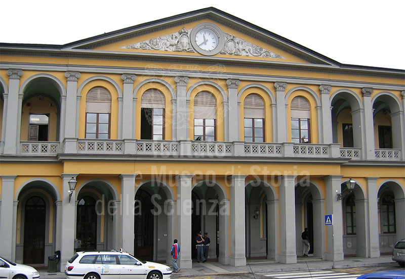 Facade of the Lucca train station.
