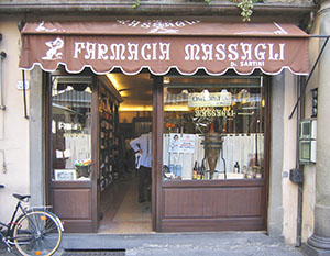 Ingresso della Farmacia Massagli, Lucca.