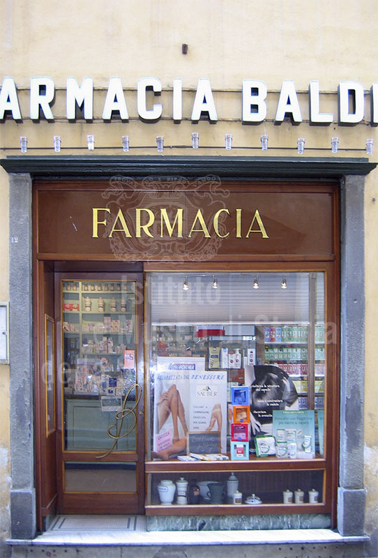 Ingresso della Farmacia Baldi, Lucca.