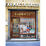Ingresso della Farmacia Baldi, Lucca.