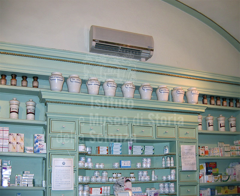 Vasi officinali della Farmacia Baldi Marini, Lucca.