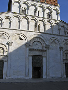 Facciata della Chiesa di Santa Maria Forisportam, Lucca.