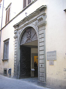 Portale d'ingresso di Palazzo Mansi, sede dell'omonima Pinacoteca Nazionale, Lucca.