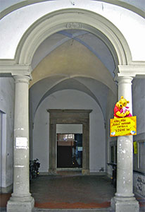 Ingresso del Liceo Socio-psico-pedagogico e Liceo delle Scienze Sociali "Luisa Amalia Paladini", Lucca.