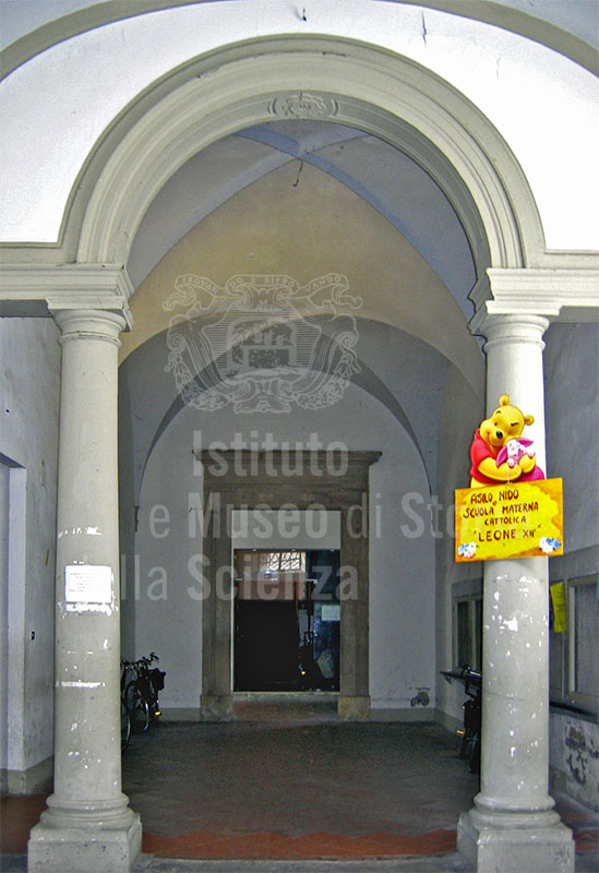 Entrance to theLiceo Socio-psico-pedagogico e Liceo delle Scienze Sociali "Luisa Amalia Paladini", Lucca.