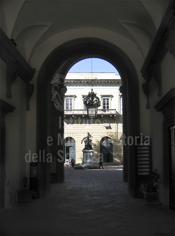 Vista di un cortile interno del Palazzo Ducale, Lucca.