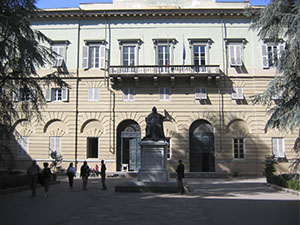 Stauta di Francesco Carrara, cortile di Palazzo Ducale, Lucca.