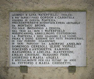 Lapide rievocativa, Fortezza della Brunella, sede del Museo di Storia Naturale della Lunigiana, Aulla.