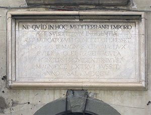 Iscrizione celebrativa del 1705 sopra il portale d'ingresso dei Bottini dell'Olio, Livorno.