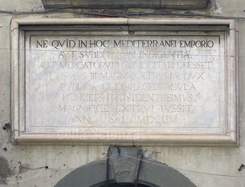 Iscrizione celebrativa del 1705 sopra il portale d'ingresso dei Bottini dell'Olio, Livorno.