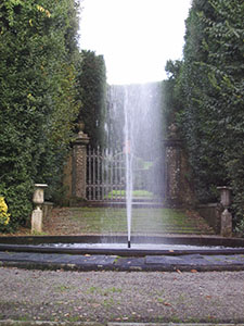 Vasca nel giardino di Villa Reale di Marlia, Capannori.